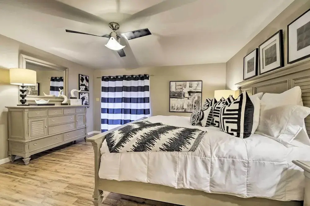 Bright n Breezy Waterfront Lake Granbury Getaway!