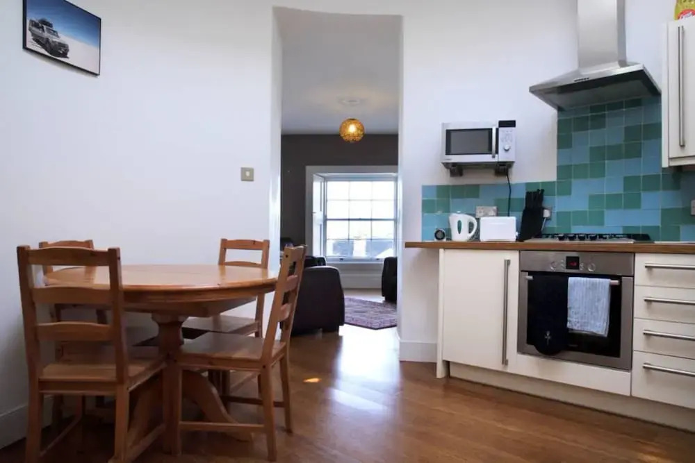 1 Bedroom New Town Flat Near City Centre Sleeps 2