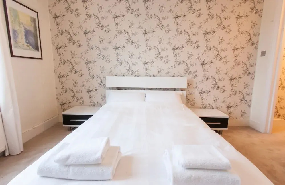 Spacious 2 Bedroom Flat in Queens Park - Sleeps 6