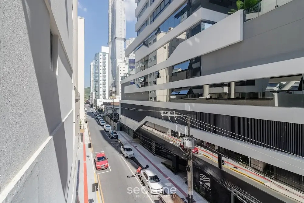 Full 2-bed Apt 80m From the Beach in BC