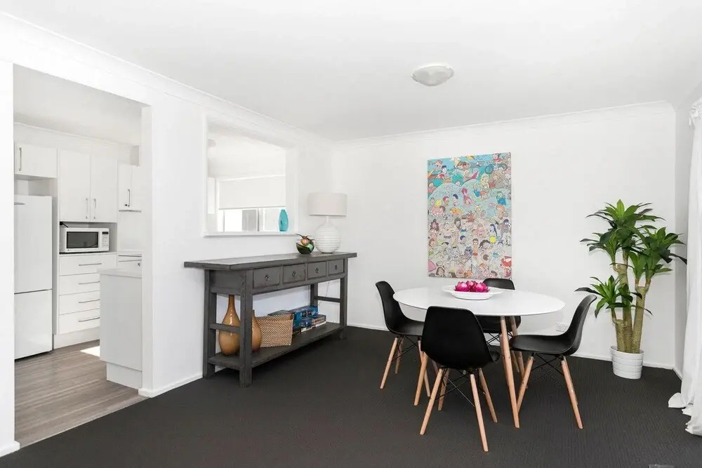 Retro Beach House - roomy 4BR retreat near ocean