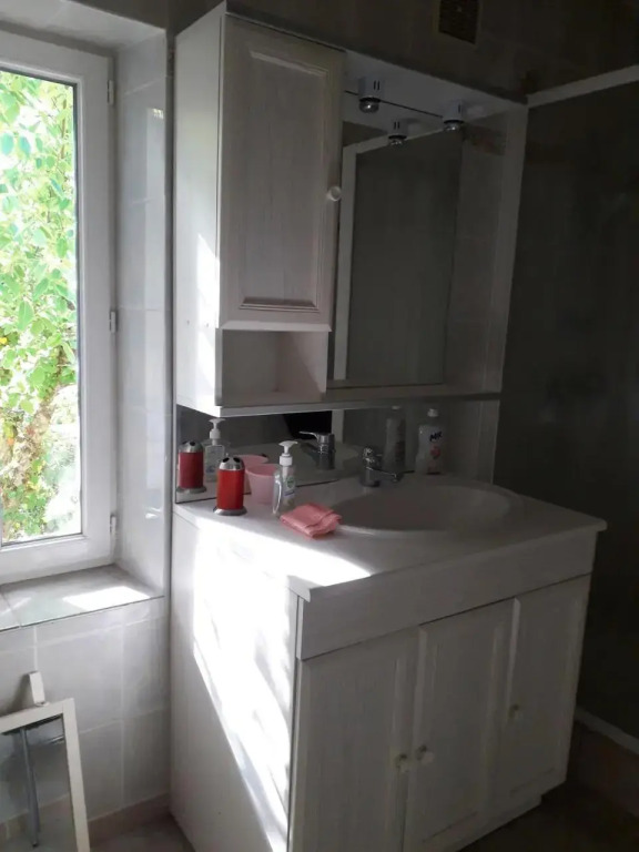 Maison plein pied dans bourg avec tous commerces