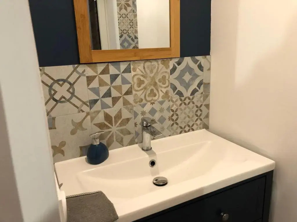Charmant Gîte Familial Rénové avec 3 Chambres, Cheminée et Jardin, Proche Le Mans - FR-1-410-332