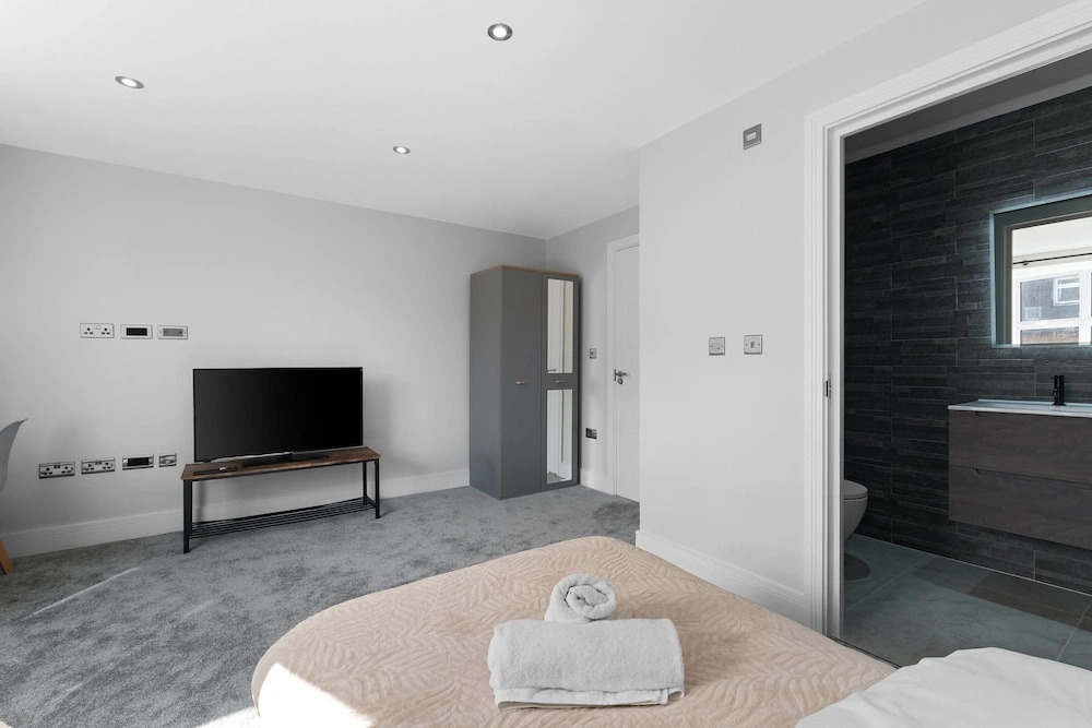 4BDR 3BA Family Home Garden in Isleworth