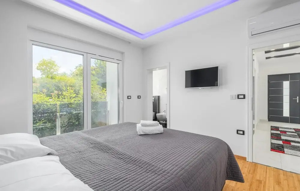 Beautiful Home in Porec with Outdoor Swimming Pool, Hot Tub & 6 Bedrooms