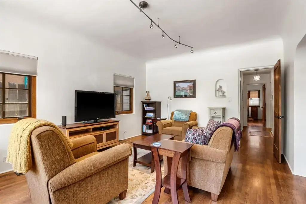Casa O'keeffe - Five-minute Walk to The Plaza, Quiet Neighborhood, Comfort and Convenience
