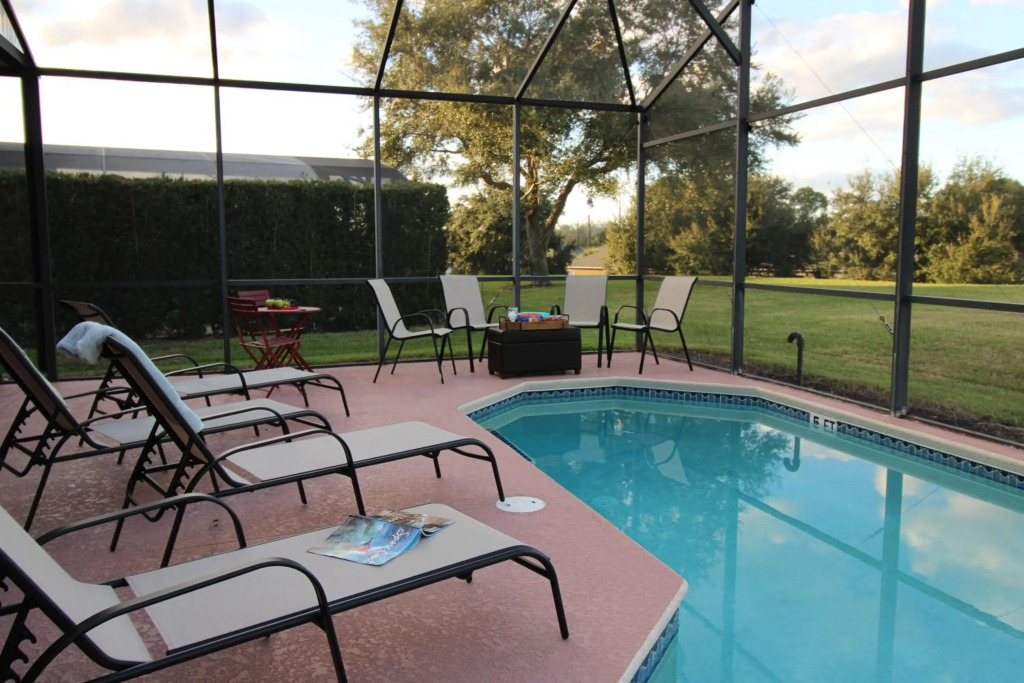 8BR -private swimming pool -gated resort community -suitable for family & group getaways -5 miles to Disney