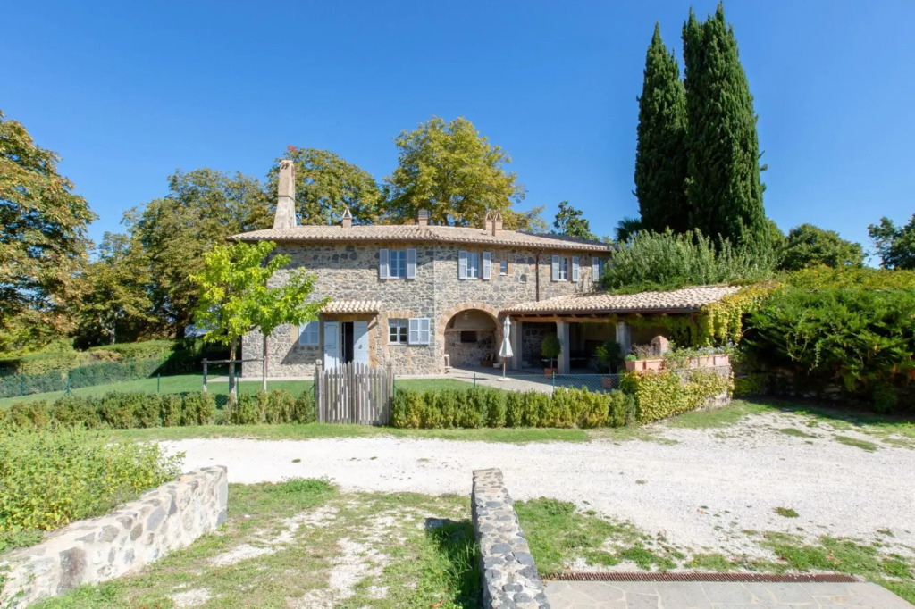 From the moment you enter the gates of the majestic driveway to the villa until you arrive at this b-La Colonica