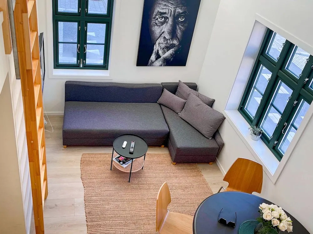 Vibrant Apartment on Bustling Street, Above a Restaurant - Perfect for Tourists,