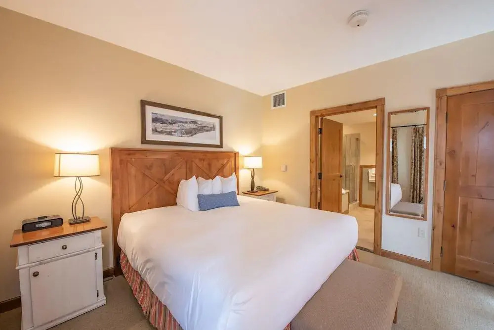 Kid-Friendly 2 Bedroom Bathroom - Slopeside Condo - No Cleaning Fee! by RedAwning