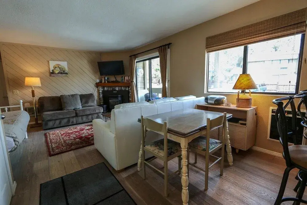 La Vista Blanc 61 Cozy Studio in Central Location, Perfect Mountain Getaway by RedAwning