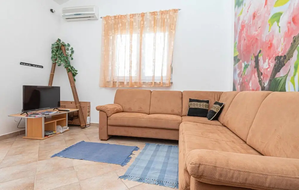 Stunning Apartment in Srima With 1 Bedrooms and Wifi