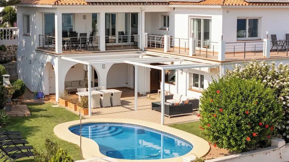 Spacious 3BR Villa with Pool and Sea Views