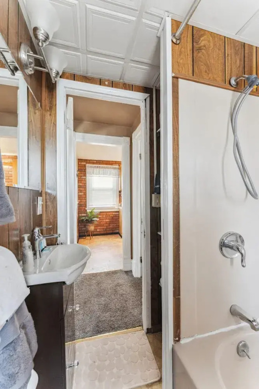 2BR Near Niagara Falls Parking + WiFi