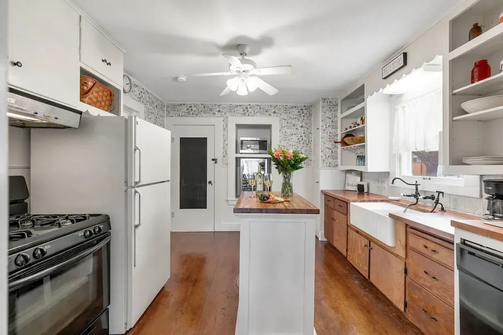 New! Charming Haus Near to Main St!