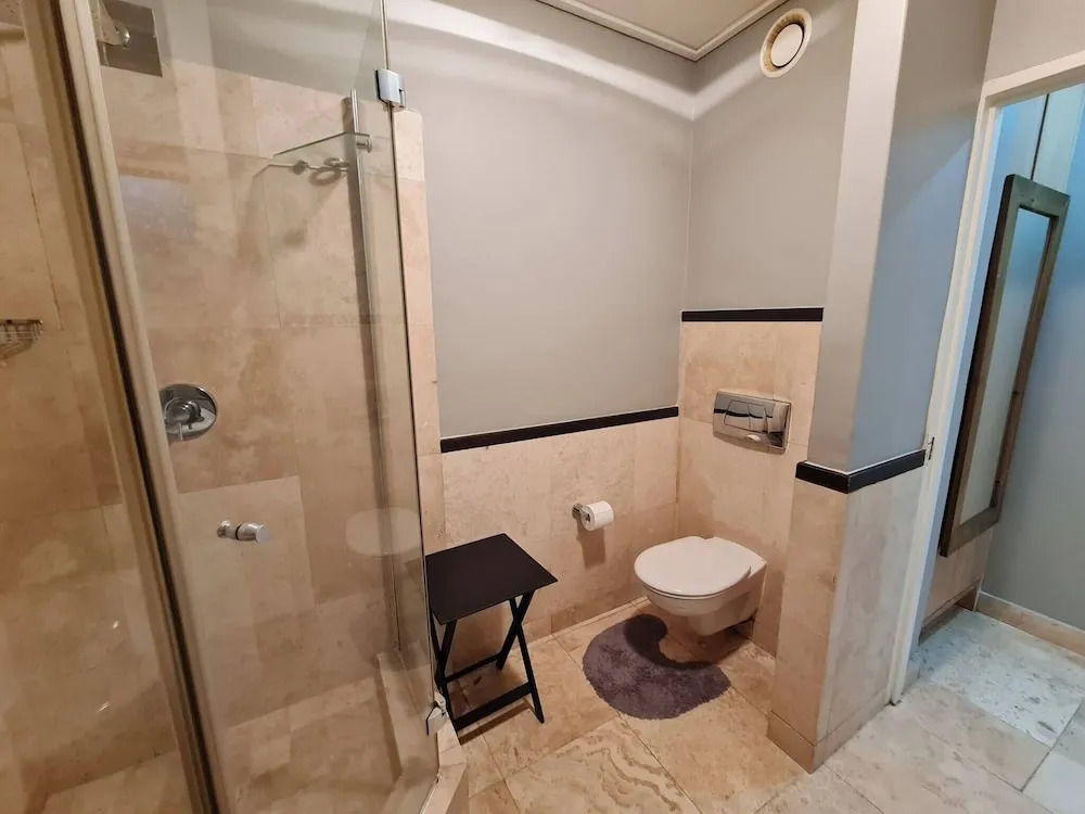 Modern Sleeps 2 Apartment Waterfall Views