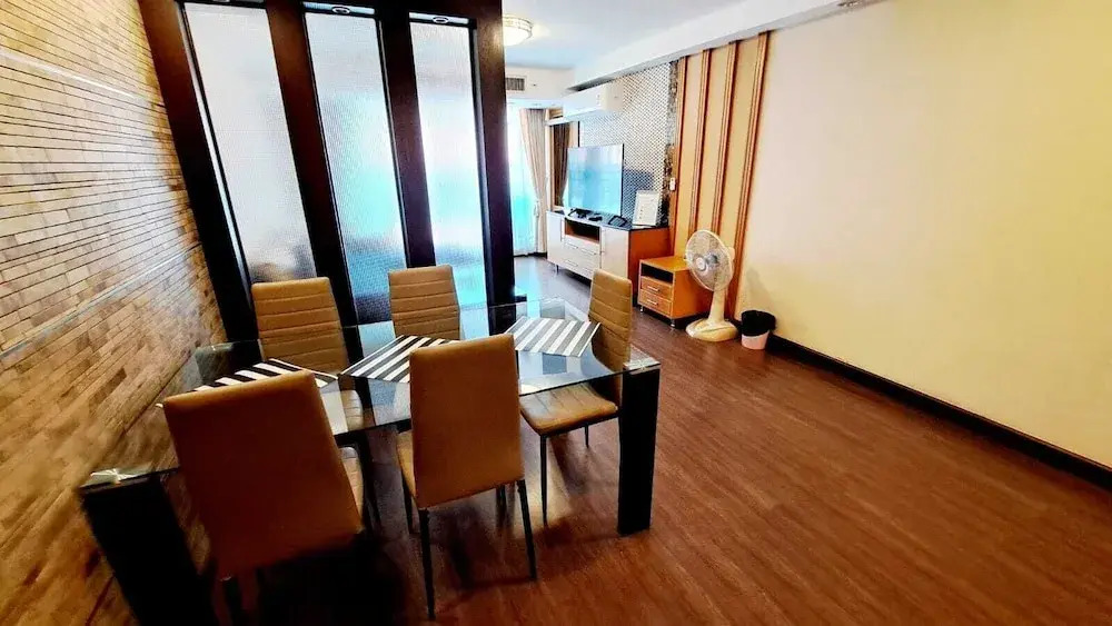 5C - 2 Bedroom Downtown Apartment With Shared Pool