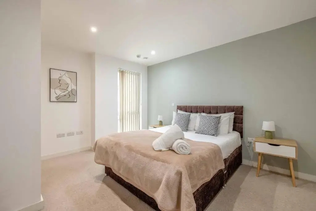 2 Bed at Slough Station & Parking - London in 20 Mins