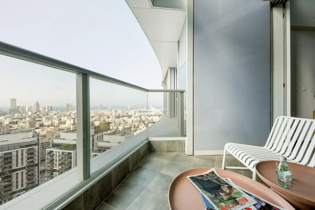 High-rise 3 bedroom Apartment with Balcony