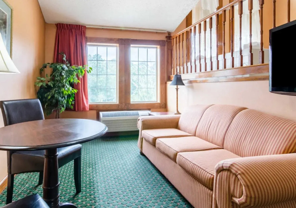 Econo Lodge Inn & Suites Oconto