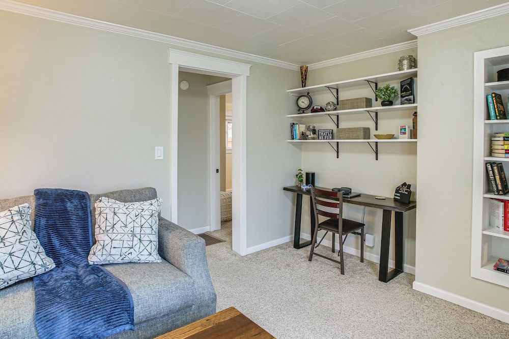 3 Mi to Coeur D'alene Lake! Cozy Mtn-town Getaway