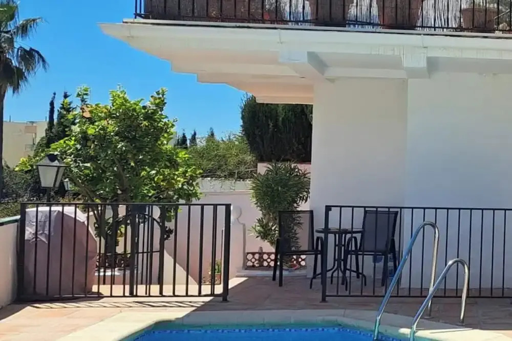 2 Bed Villa - Sleeps 5 - Private Pool & Garden