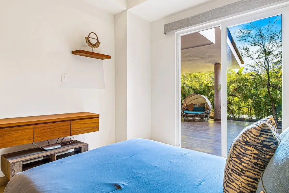 Peaceful Modern Condo With Rooftop Pool, Washer-dryer and Fitness Room