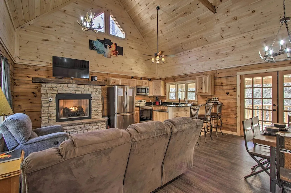 'the Phoenix' Cabin w/ Hot Tub in Gatlinburg!