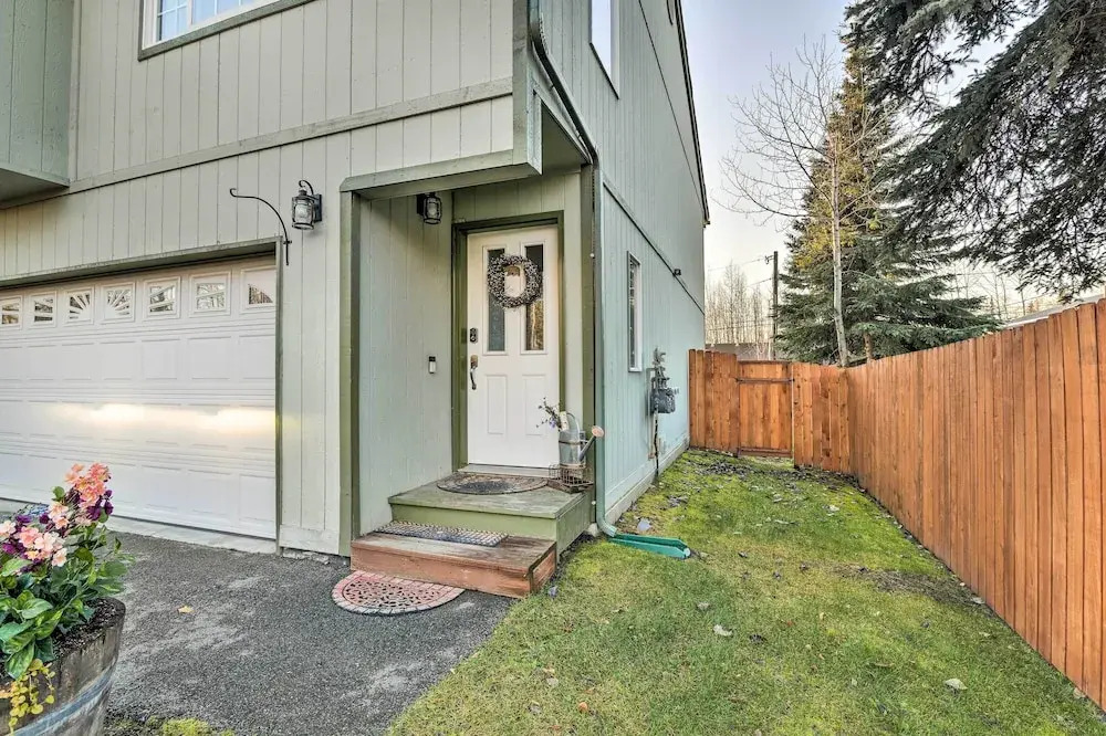 Stunning Anchorage Townhome ~ 5 Mi to Dtwn