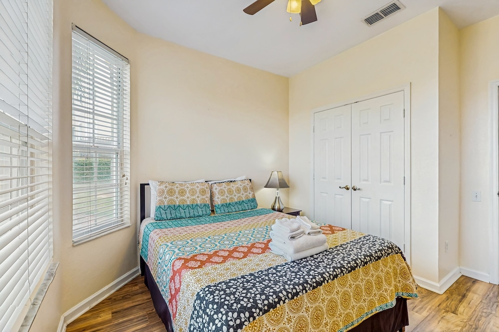 Windsor Palms Townhome With Wifi, AC, Screened Patio, Pool, hot Tub, & Tennis