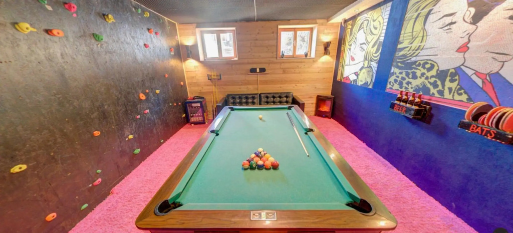 DMG - 'Large, Luxurious Ground Floor' Apartment