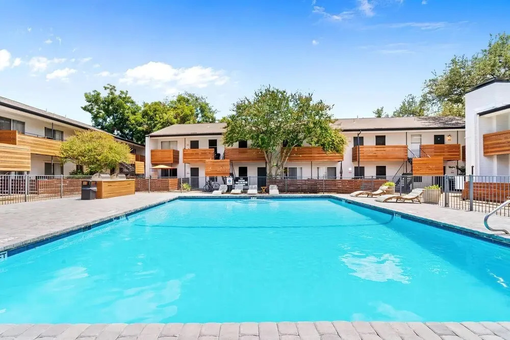 Roomy Sola 1BR King Suite Close to DT w Pool