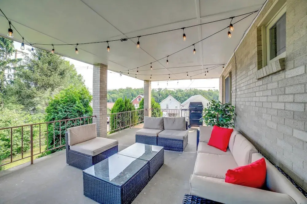 3 Mi to Downtown: Pittsburgh Home w/ Balcony!