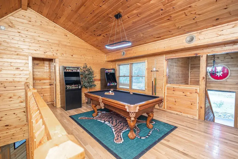 Majestic Springs Lodge 3 Bedroom Cabin by RedAwning