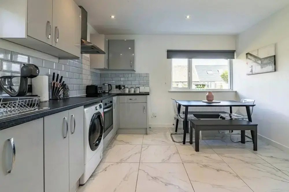 4br-sleeps8-privategarden-freeparking