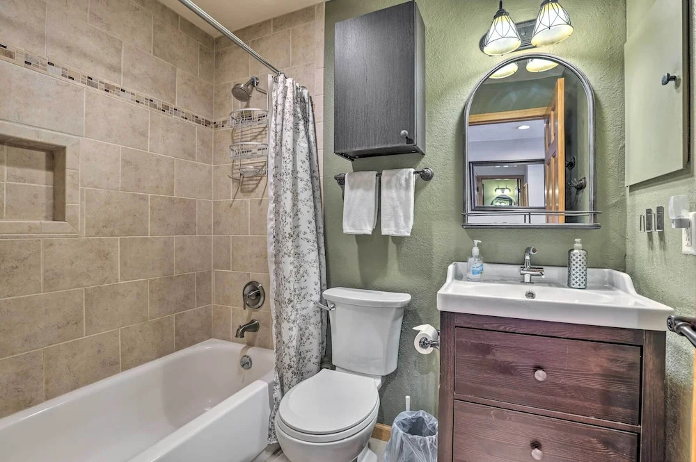 8 Mi to Keystone Resort: Dillion Condo w/ Hot Tub!