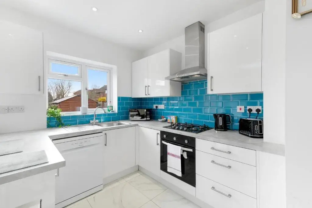Harrow Hse 3 Bedrooms 2 Bathrooms Off Road Parking