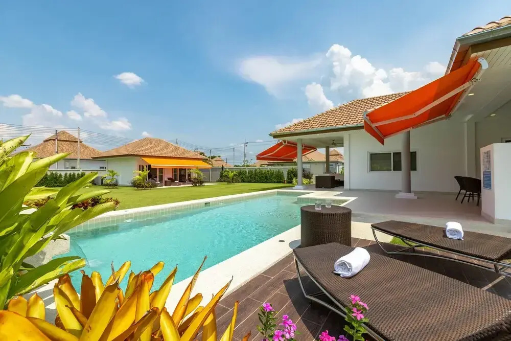 Modern 4 BR Pool & Tropical Garden MS-30
