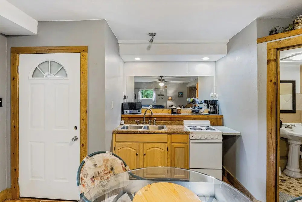 1 BR Lakefront Hideaway w/ Fenced Yard