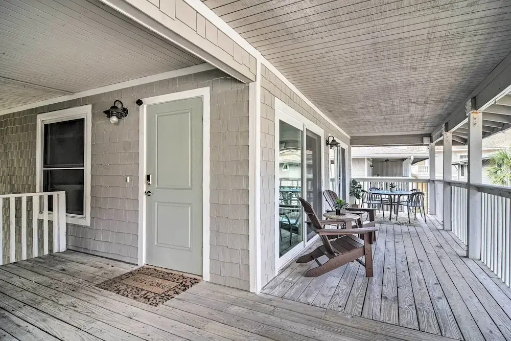 Outdoor Dining, Steps to Sand: Indian Shores Condo