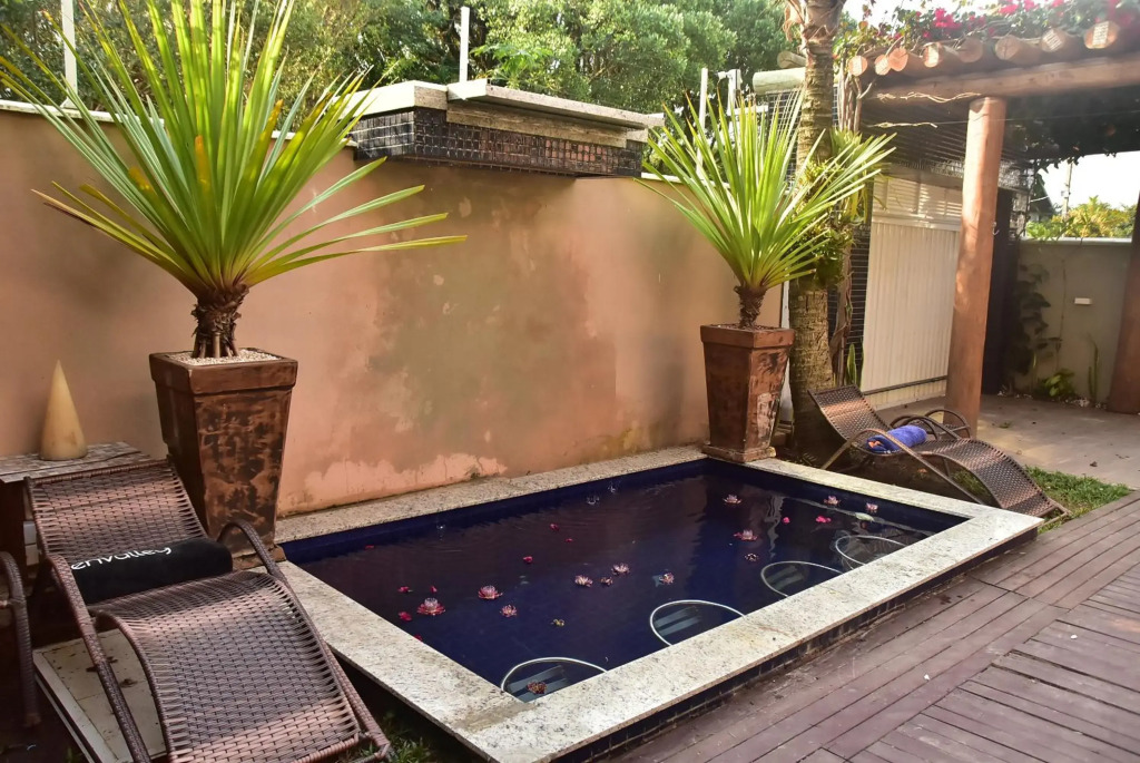 Lindas casas com piscina poucos metros do mar para 18 pessoas