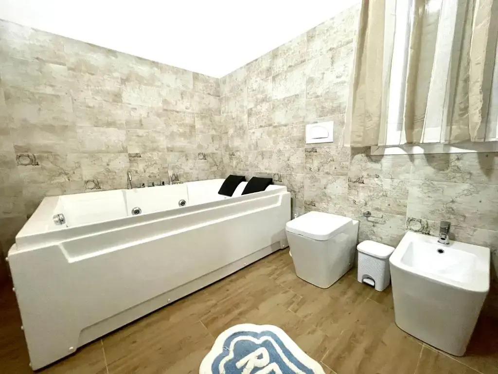 Villa Nunzia con piscina, sauna e idromassaggio.