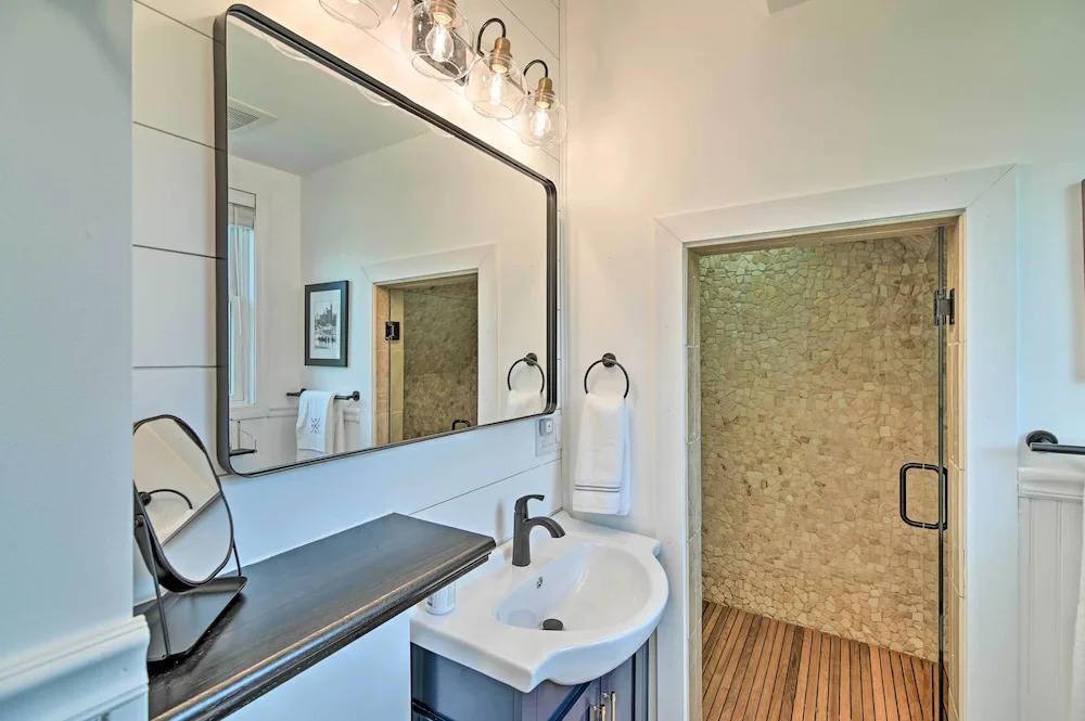 Stylish Studio w/ Fireplace ~ 3 Mi From Dtwn!