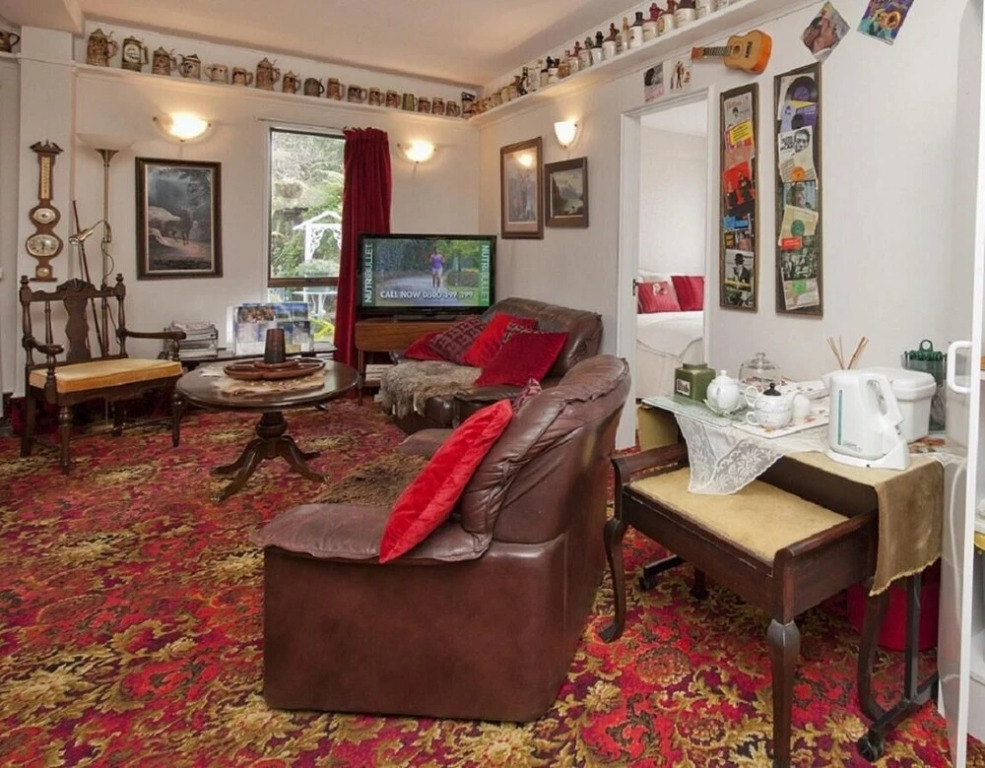 99 Tihi Rd Bed & Breakfast