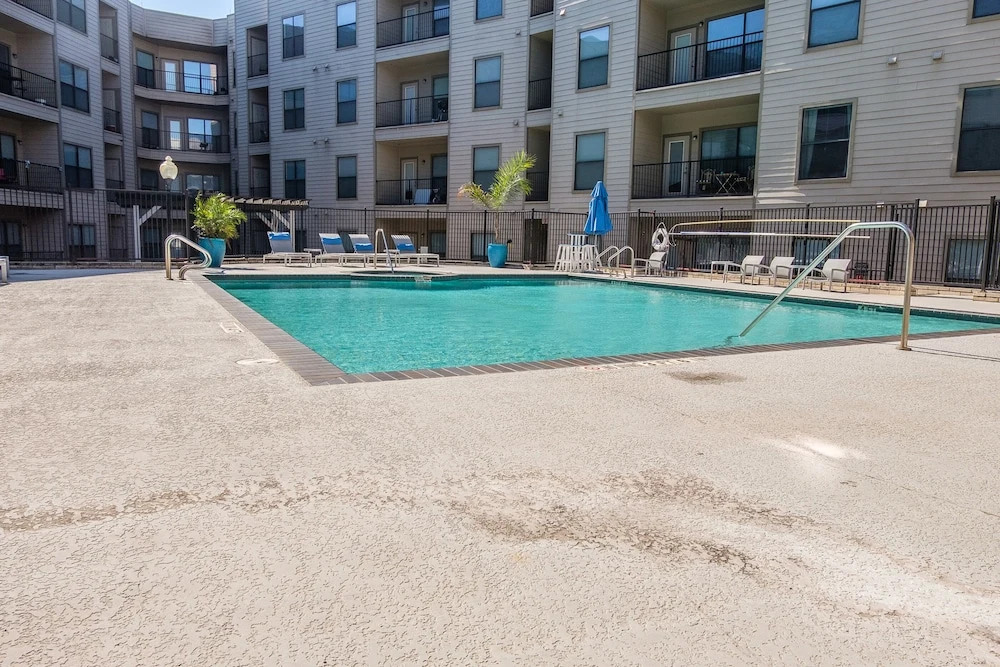 1 and 2 BR Apts in Downtown by Frontdesk