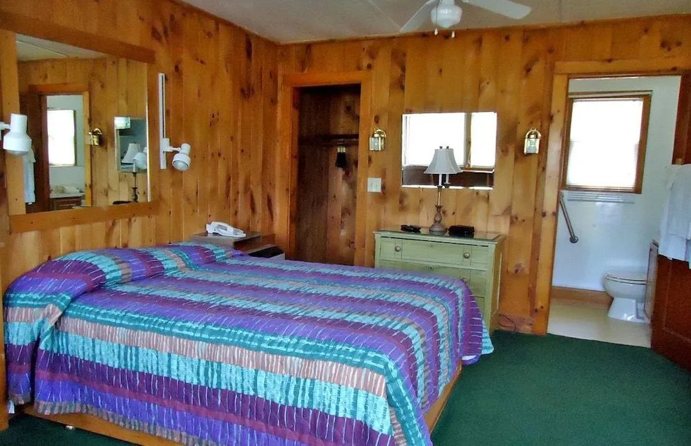 Adirondack Inn