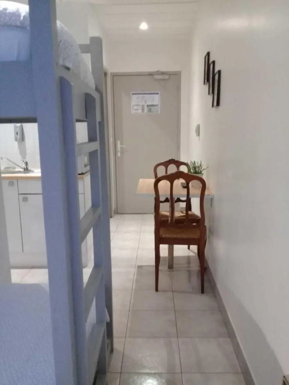 Paris en train Area Studios avec salles de bain et kitchenettes privées ou chambres avec salles de bain et cuisines communes