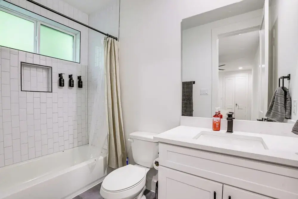 Townhome 2 Mi to Hermann Park, Zoo & Museums!