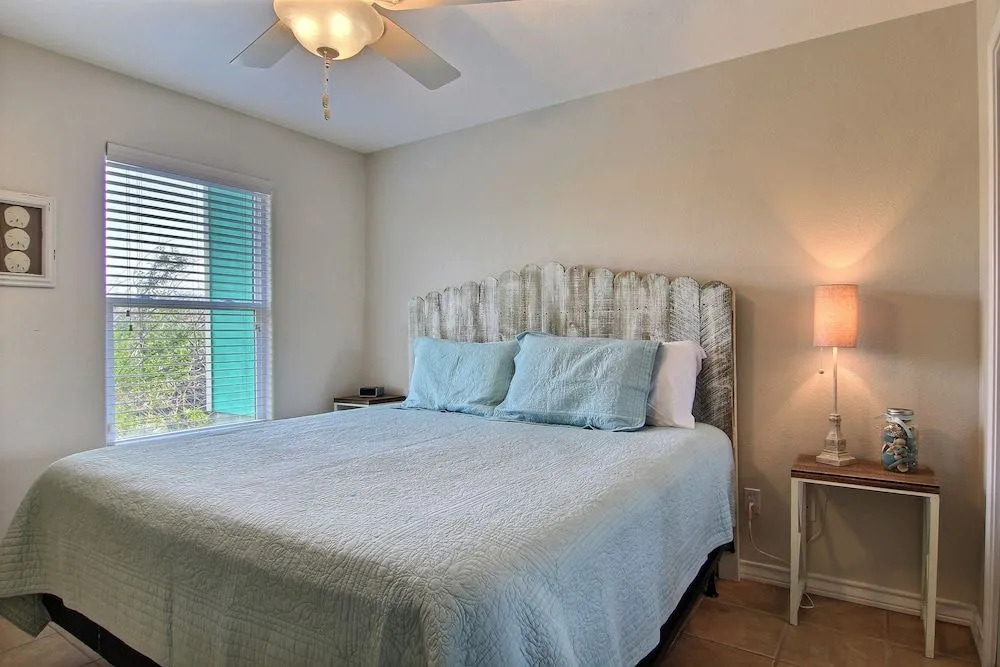 Sunny and Chairs 4 Bedrooms 3 Bathrooms Home
