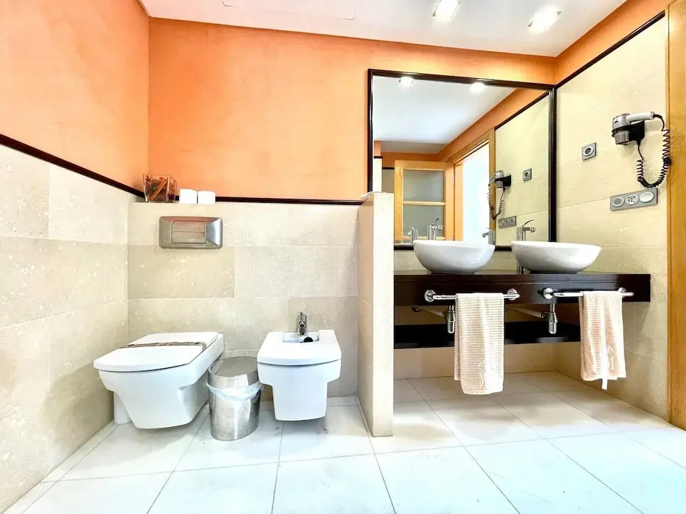 Villa Sleeps 6 with Pool Private & sauna